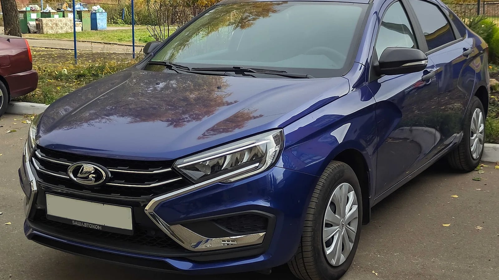 Синий седан LADA Vesta для работы в такси