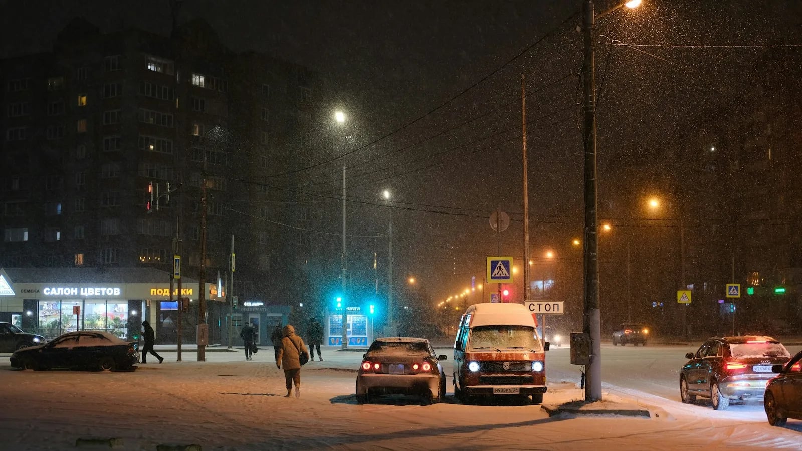 Автомобили на заснеженной улице