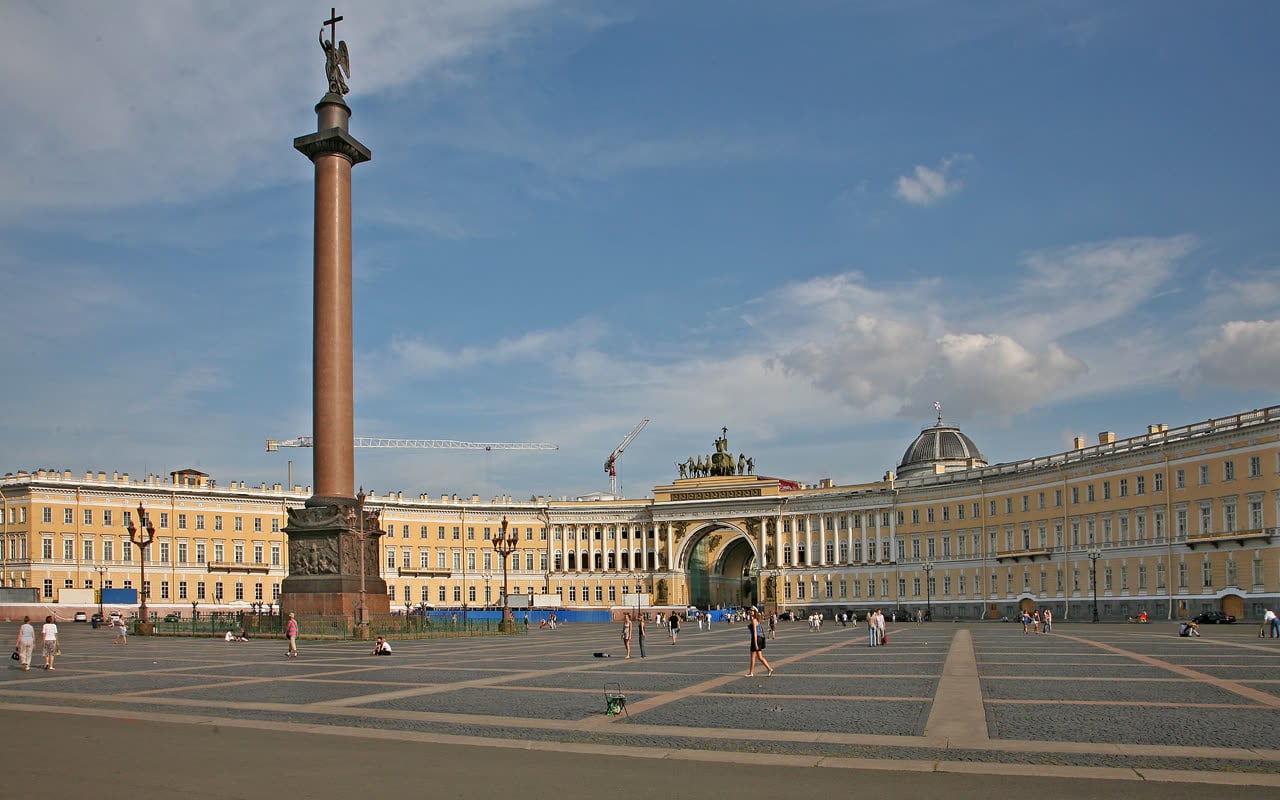 Дворцовая площадь в Санкт-Петербурге с Александровской колонной